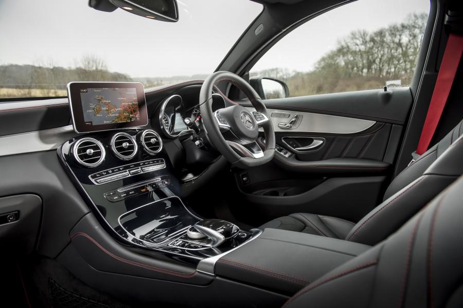 Интерьер Mercedes-AMG GLC43 4Matic Coupe 2017 года  (UK) (фото 34 из 40)